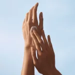 Čistiaci a hydratačný krém na ruky 2 v 1